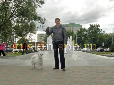 Мы с Белкой у фонтанчика в Минске