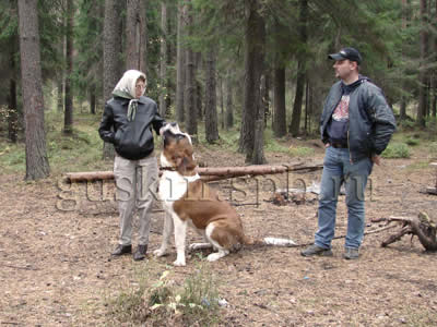 1 октября 2006. Мама и инструктор. Мама гораздо меньше нашего пса — может, поэтому её он слушается неважнецки.