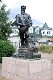 Veliky Ustyug. The monument of Aquarius (1983, by E.A. Vishnevetskaya). Aquarius here is joining rivers Sukhona and Yug.