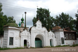 Veliky Ustyug. The gates of the Mikhaylo-Arkhangelsky Monastery with chapels of St. John and St. Procopius  (1817–1820).