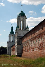Rostov. The Monastery of St. Jacob Saviour. The South gates and South-West tower (18–19 c.).