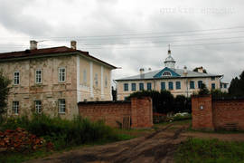 Yunosheskoye. Pavlo-Obnorsky Monastery. At the front there are brethren's (West) building and the gates. At the background there is the сhurch of the Dormition (1536–1586).