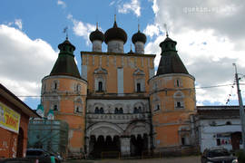 Borisoglebsky Monastery. The сhurch of the Meeting (1680) and the North gates.