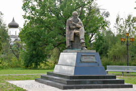 Staraya Russa. Monument to Fyodor Dostoyevsky (2001, sculptor Vyacheslav Klykov).