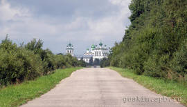 Road to the Nikolo-Vyazhishchskii Stavropegial Women's Monastery.