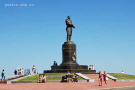 Nizhny Novgorod. The monument to Valery Chkalov (sculptor I.A. Mendelevich, arch. I.G. Taranov and V.S. Andreev; 1940).