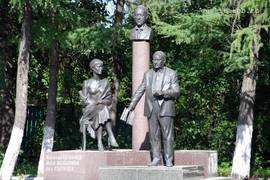 Bezhetsk. The monument to Anna Akhmatova, Nikolay and Lev Gumilev (2003, sculptor A.N. Kovalchuk).