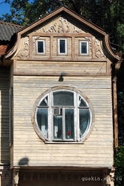 Bezhetsk. The Bobunov's house (1913), bow window.