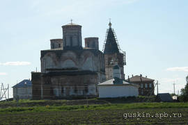 Kholmogory. The cathedral of the Transfiguration (1685-1691) with belfry (1685).