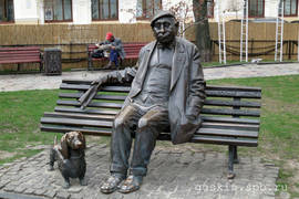 Kiev. A monument to an artist N. F. Yakovchenko and his dachshund Fanfan in the garden near the Ivan Franko National Academic Drama Theatre (2000, by V. P Skulsky).