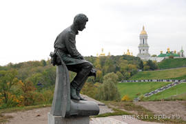 Kiev. The monument to military pilots and Lavra.
